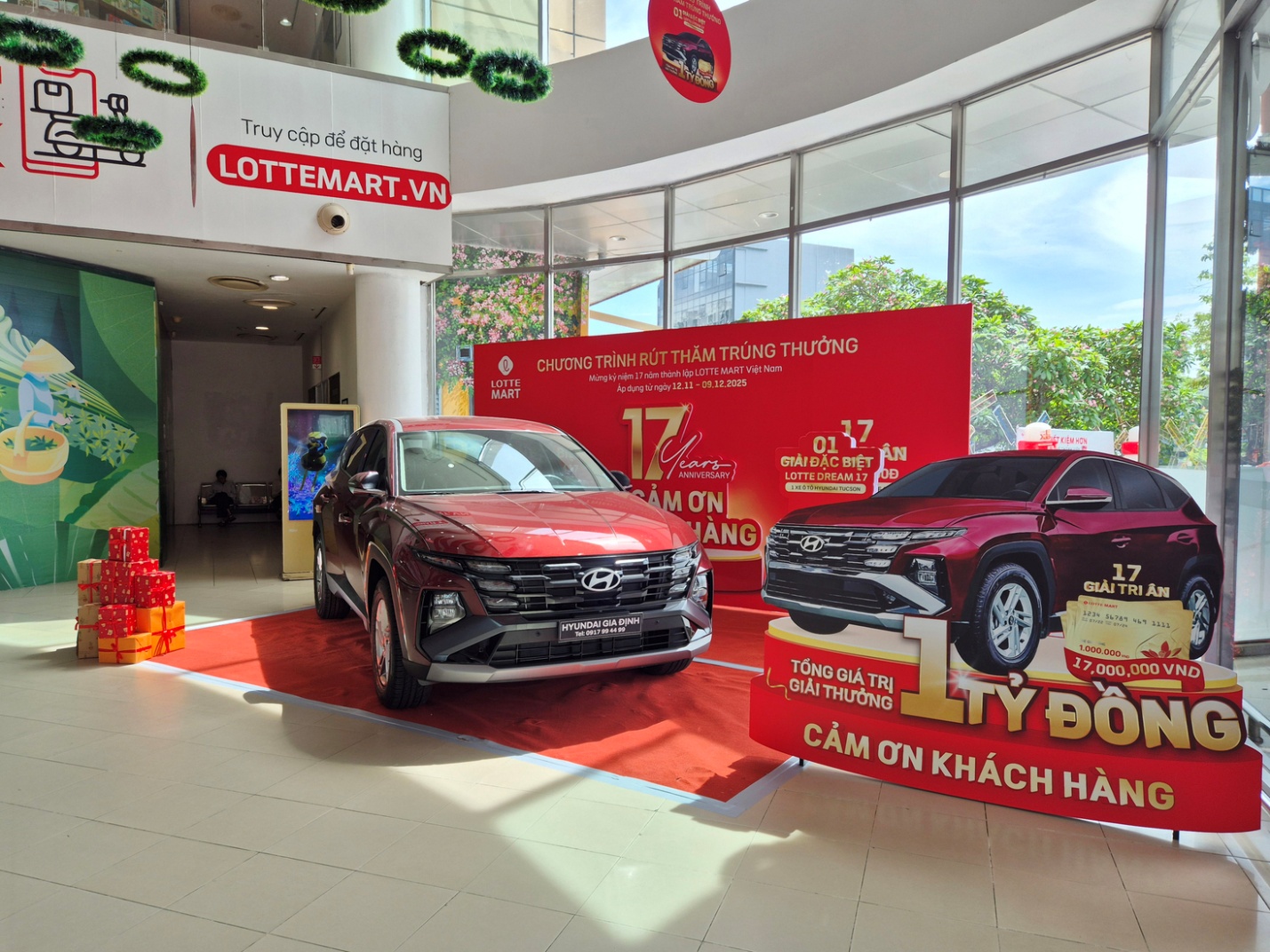 Sinh nhật LOTTE MART: Khách hàng tranh thủ mua sắm siêu tiết kiệm và thử vận may trúng ô tô- Ảnh 1.