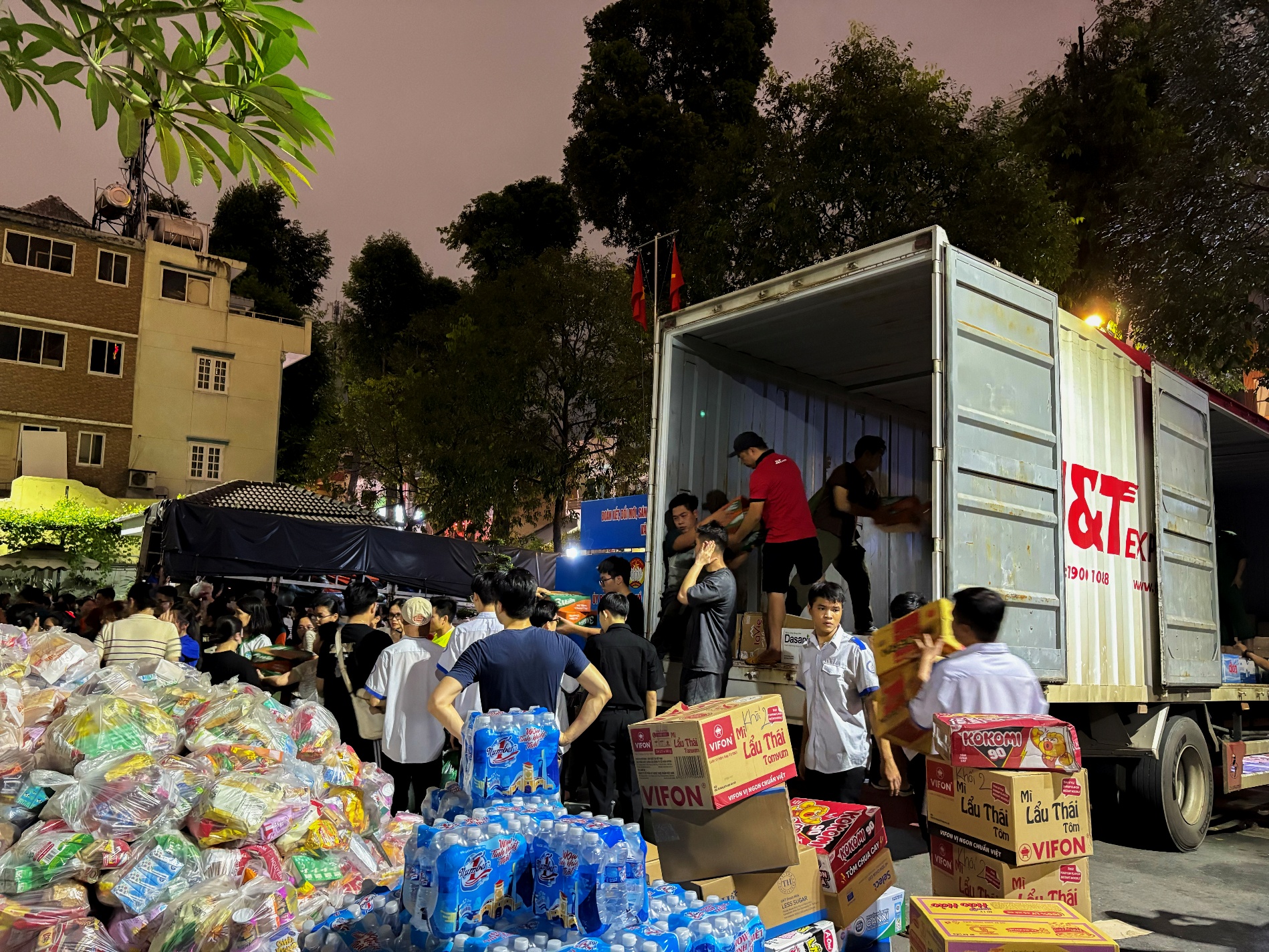 Xuyên đêm lên hàng – Mong bà con vùng lũ thêm vững vàng- Ảnh 3. Xuyên đêm lên hàng – Mong bà con vùng lũ thêm vững vàng- Ảnh 3.