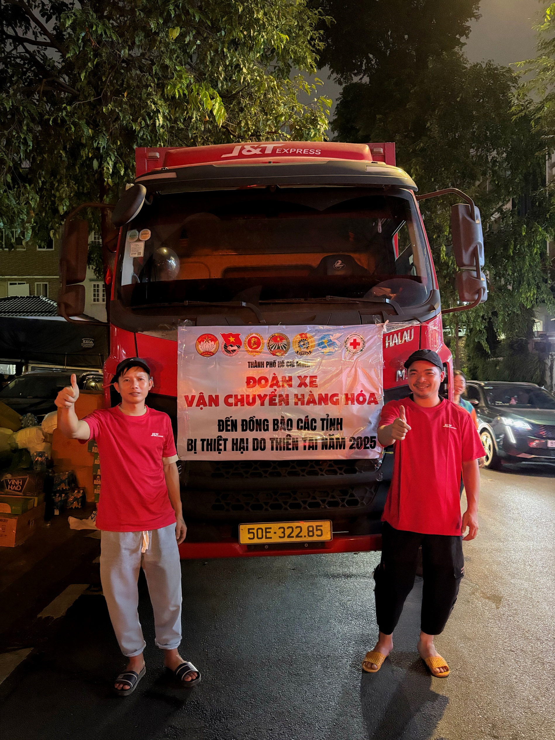 Xuyên đêm lên hàng – Mong bà con vùng lũ thêm vững vàng- Ảnh 4. Xuyên đêm lên hàng – Mong bà con vùng lũ thêm vững vàng- Ảnh 4.