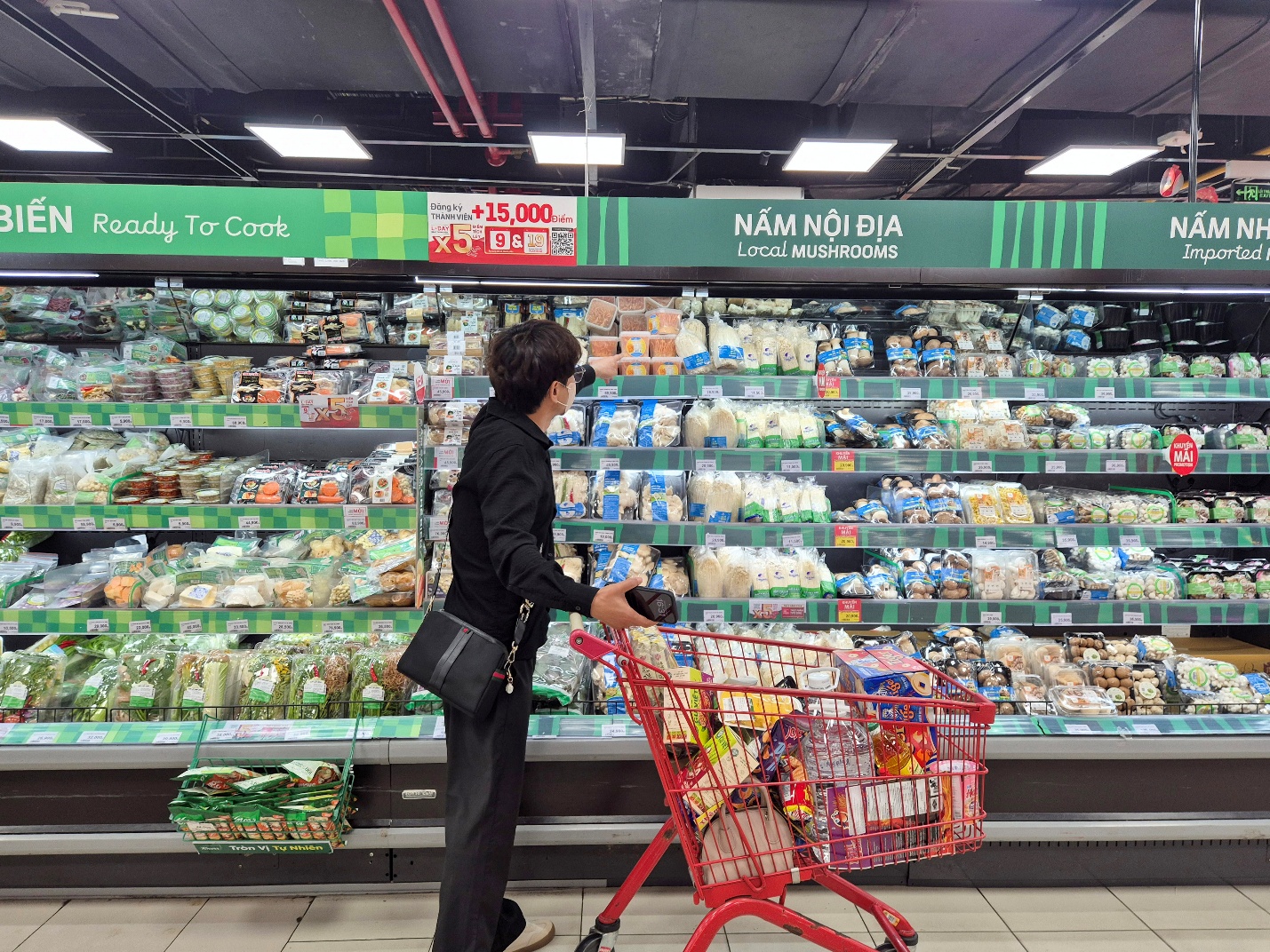 Sinh nhật LOTTE MART: Khách hàng tranh thủ mua sắm siêu tiết kiệm và thử vận may trúng ô tô- Ảnh 4.