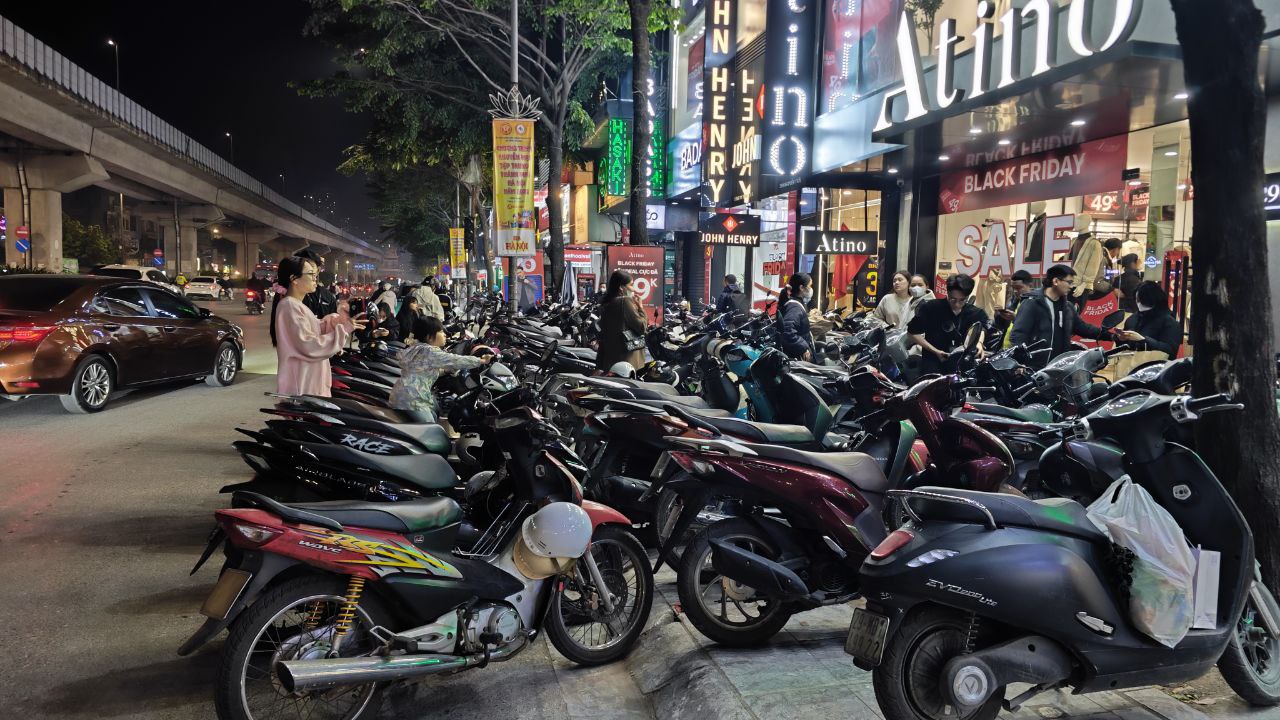 Dạo 1 vòng Hà Nội và TP.HCM tối Black Friday: Nơi hàng trăm người chen chân mua sắm, chỗ lại vắng hoe- Ảnh 2.