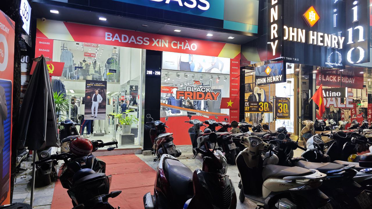Dạo 1 vòng Hà Nội và TP.HCM tối Black Friday: Nơi hàng trăm người chen chân mua sắm, chỗ lại vắng hoe- Ảnh 3.