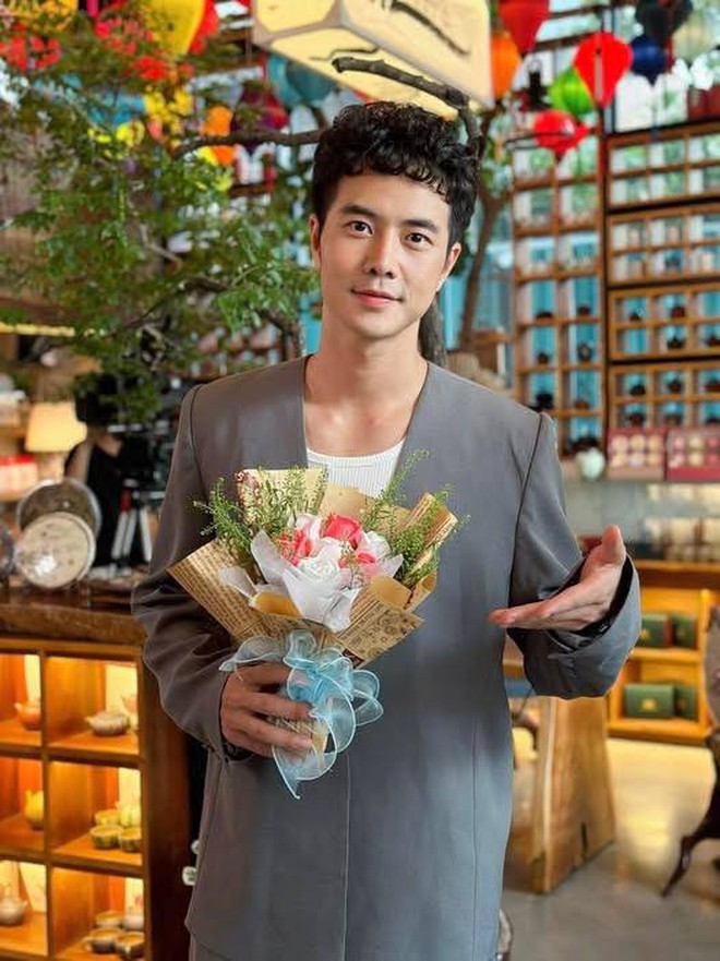 Nam thần phim giờ vàng bỏ tóc xoăn, từ Nam thần phim giờ vàng bỏ tóc xoăn, từ