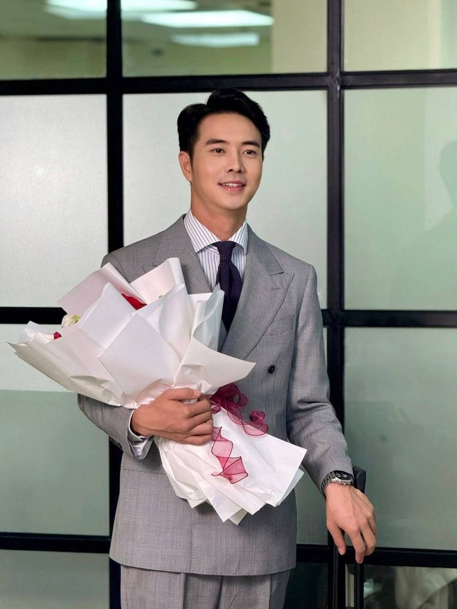 Nam thần phim giờ vàng bỏ tóc xoăn, từ Nam thần phim giờ vàng bỏ tóc xoăn, từ