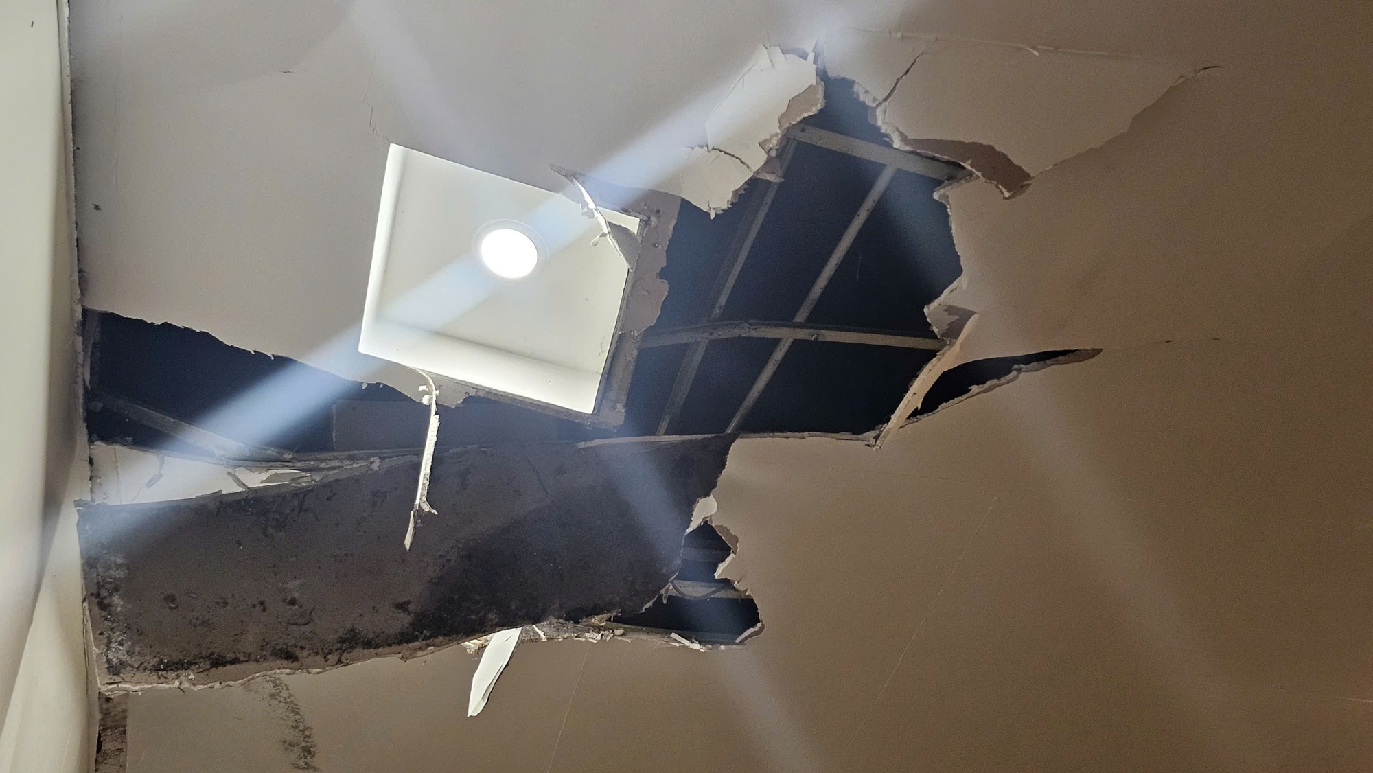 Xây chung cư Stown Gateway làm nứt tường, sụt lún: Resort 4 sao ở TP HCM phải đóng cửa, "cầu cứu"- Ảnh 3. Xây chung cư Stown Gateway làm nứt tường, sụt lún: Resort 4 sao ở TP HCM phải đóng cửa, "cầu cứu"- Ảnh 3.