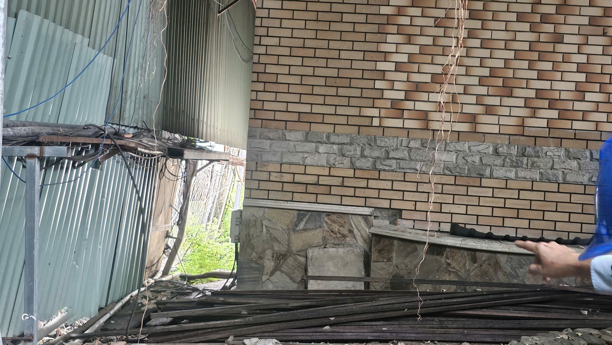 Xây chung cư Stown Gateway làm nứt tường, sụt lún: Resort 4 sao ở TP HCM phải đóng cửa, "cầu cứu"- Ảnh 8. Xây chung cư Stown Gateway làm nứt tường, sụt lún: Resort 4 sao ở TP HCM phải đóng cửa, "cầu cứu"- Ảnh 8.