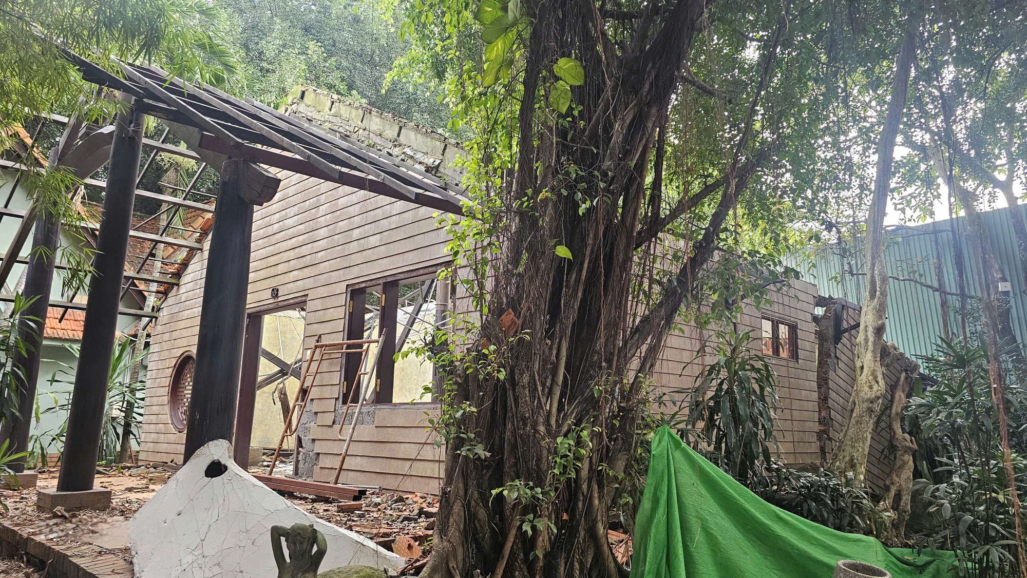 Xây chung cư Stown Gateway làm nứt tường, sụt lún: Resort 4 sao ở TP HCM phải đóng cửa, "cầu cứu"- Ảnh 6. Xây chung cư Stown Gateway làm nứt tường, sụt lún: Resort 4 sao ở TP HCM phải đóng cửa, "cầu cứu"- Ảnh 6.