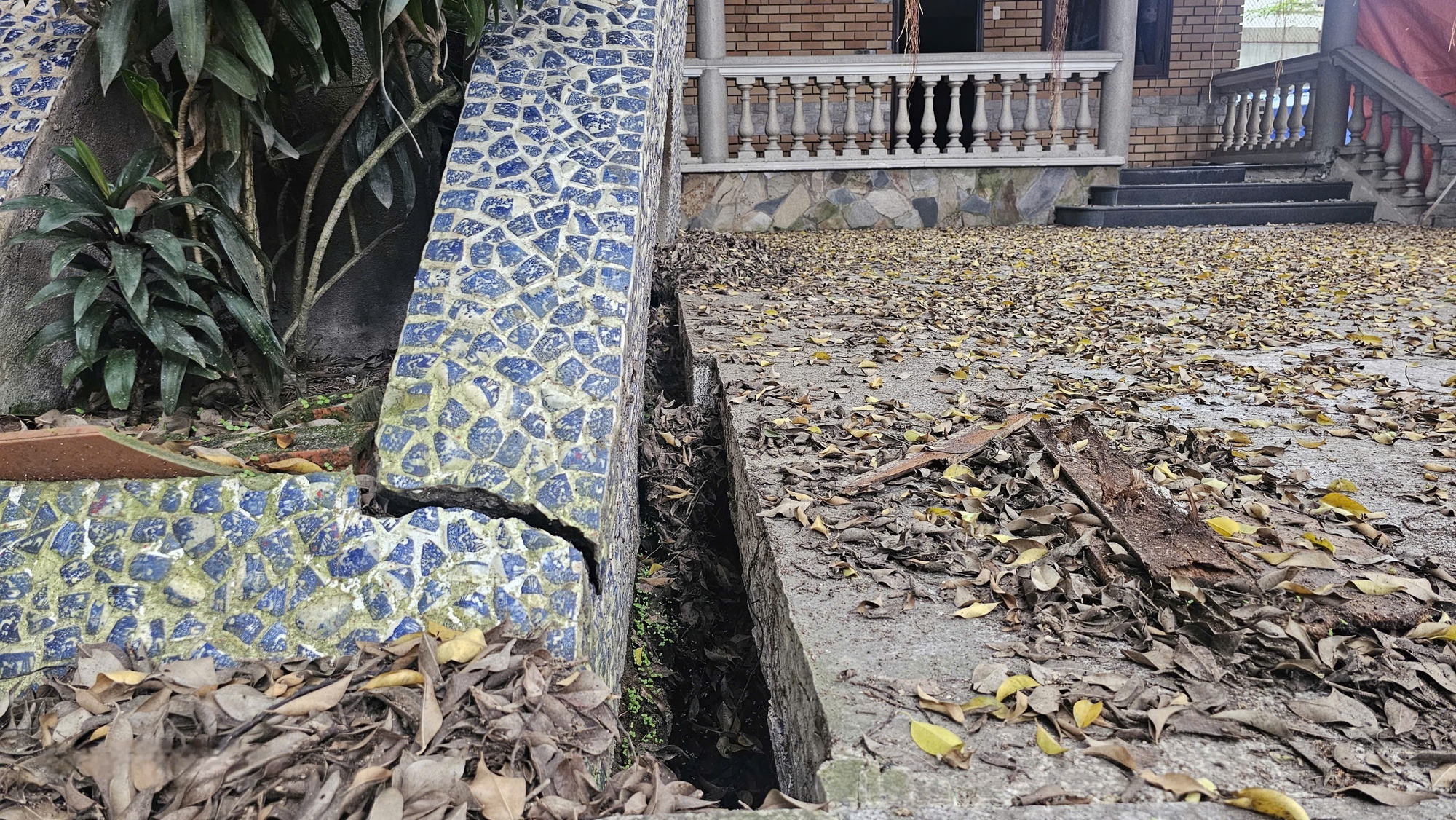 Xây chung cư Stown Gateway làm nứt tường, sụt lún: Resort 4 sao ở TP HCM phải đóng cửa, "cầu cứu"- Ảnh 5. Xây chung cư Stown Gateway làm nứt tường, sụt lún: Resort 4 sao ở TP HCM phải đóng cửa, "cầu cứu"- Ảnh 5.