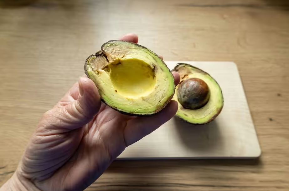 Quả bơ chín nhanh không tưởng khi được “ủ” theo cách bất ngờ này- Ảnh 1.