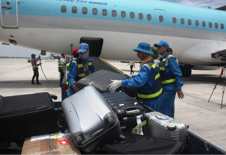 Hậu trường xử lý hành lý ký gửi ở sân bay và lý do vali hay bị bẹp méo, đến muộn- Ảnh 1.