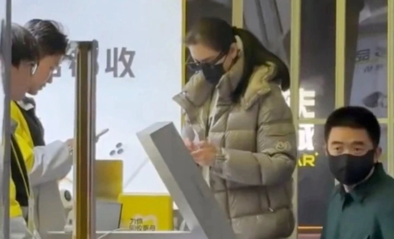 Tỷ phú xe điện gây bất ngờ bởi lối sống giản dị: Dùng đồ cũ, tự chụp mẫu để tiết kiệm phí thuê người- Ảnh 2.