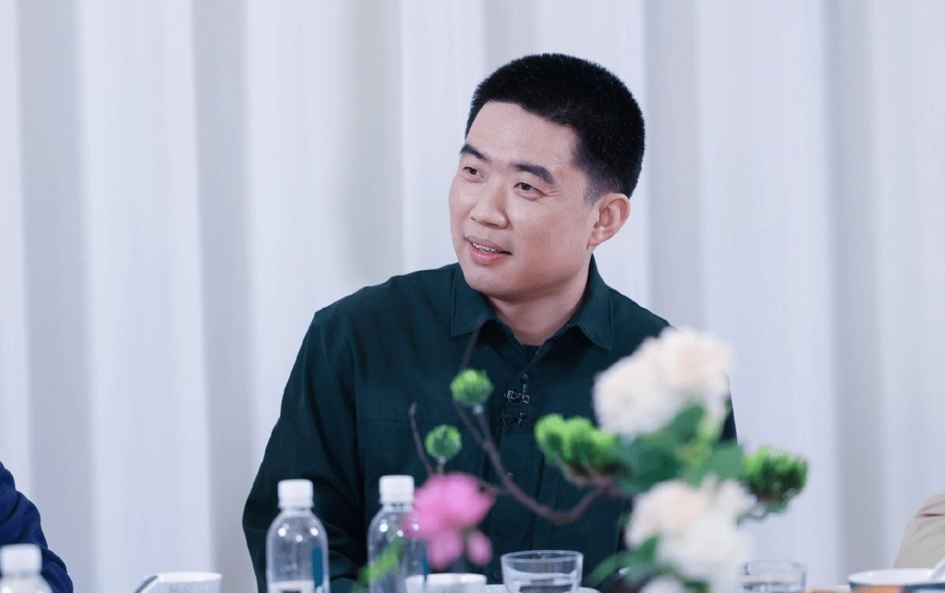 Tỷ phú xe điện gây bất ngờ bởi lối sống giản dị: Dùng đồ cũ, tự chụp mẫu để tiết kiệm phí thuê người- Ảnh 1.