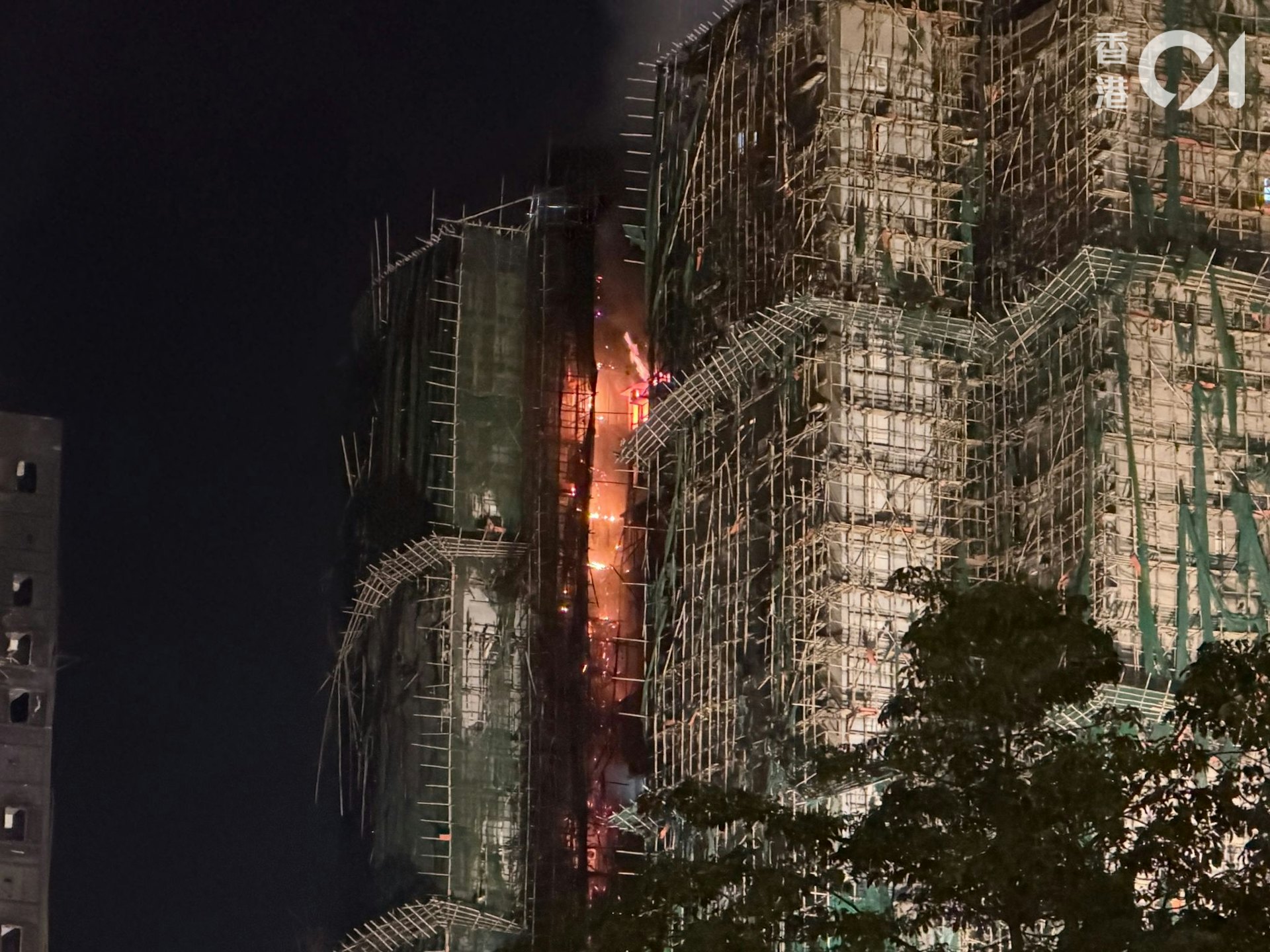 Cận cảnh bên trong căn hộ chỉ còn tro tàn trong chung cư bị cháy ở Hong Kong (Trung Quốc)- Ảnh 2.