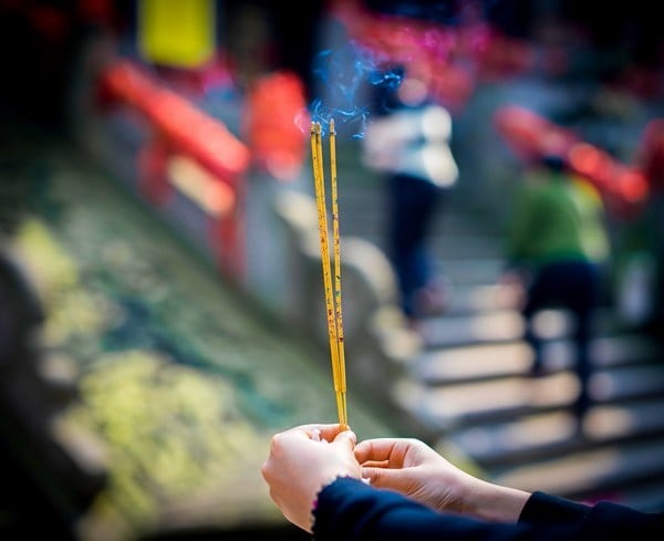 Bí mật của việc thắp hương- Ảnh 1.