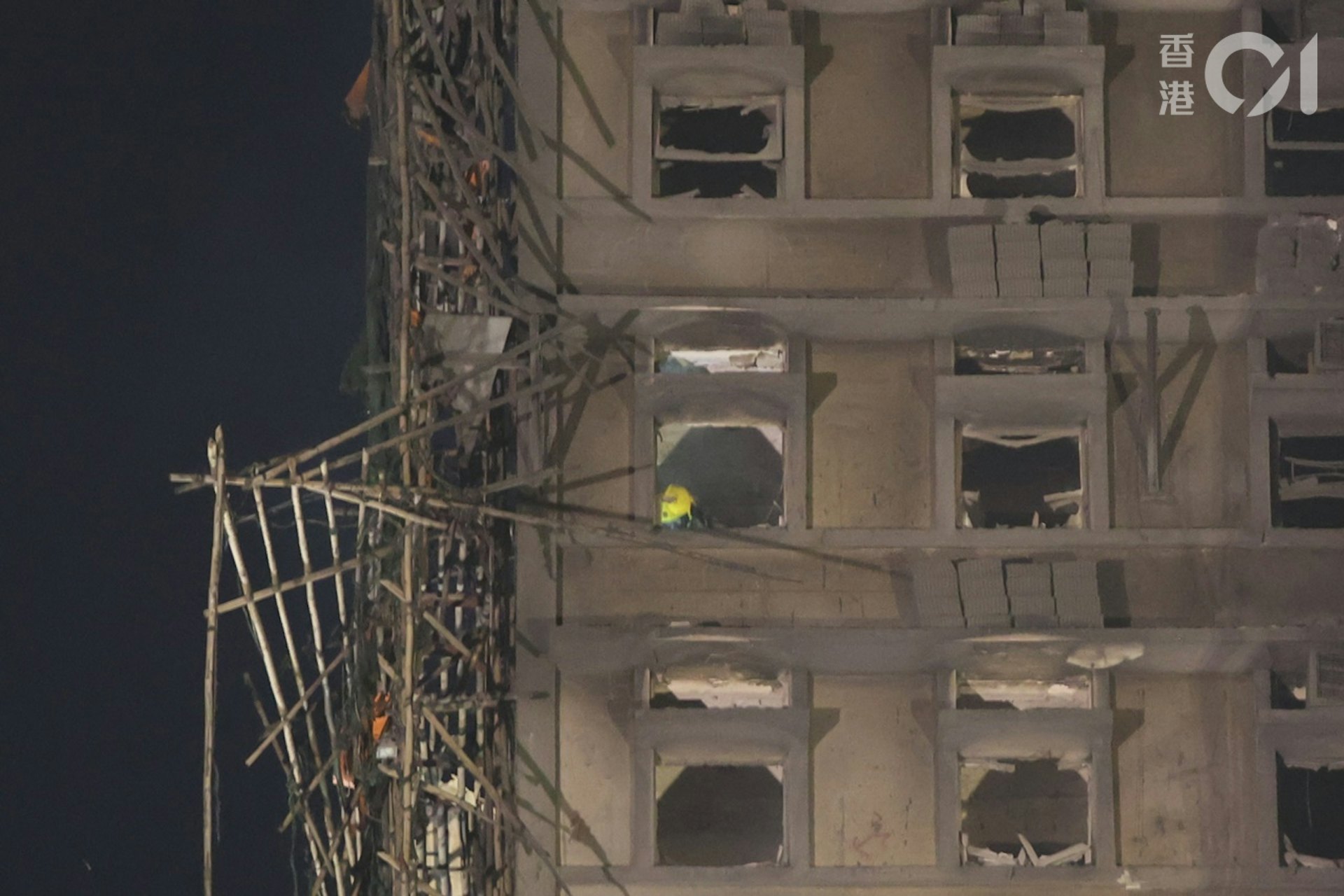 Cận cảnh bên trong căn hộ chỉ còn tro tàn trong chung cư bị cháy ở Hong Kong (Trung Quốc)- Ảnh 5.