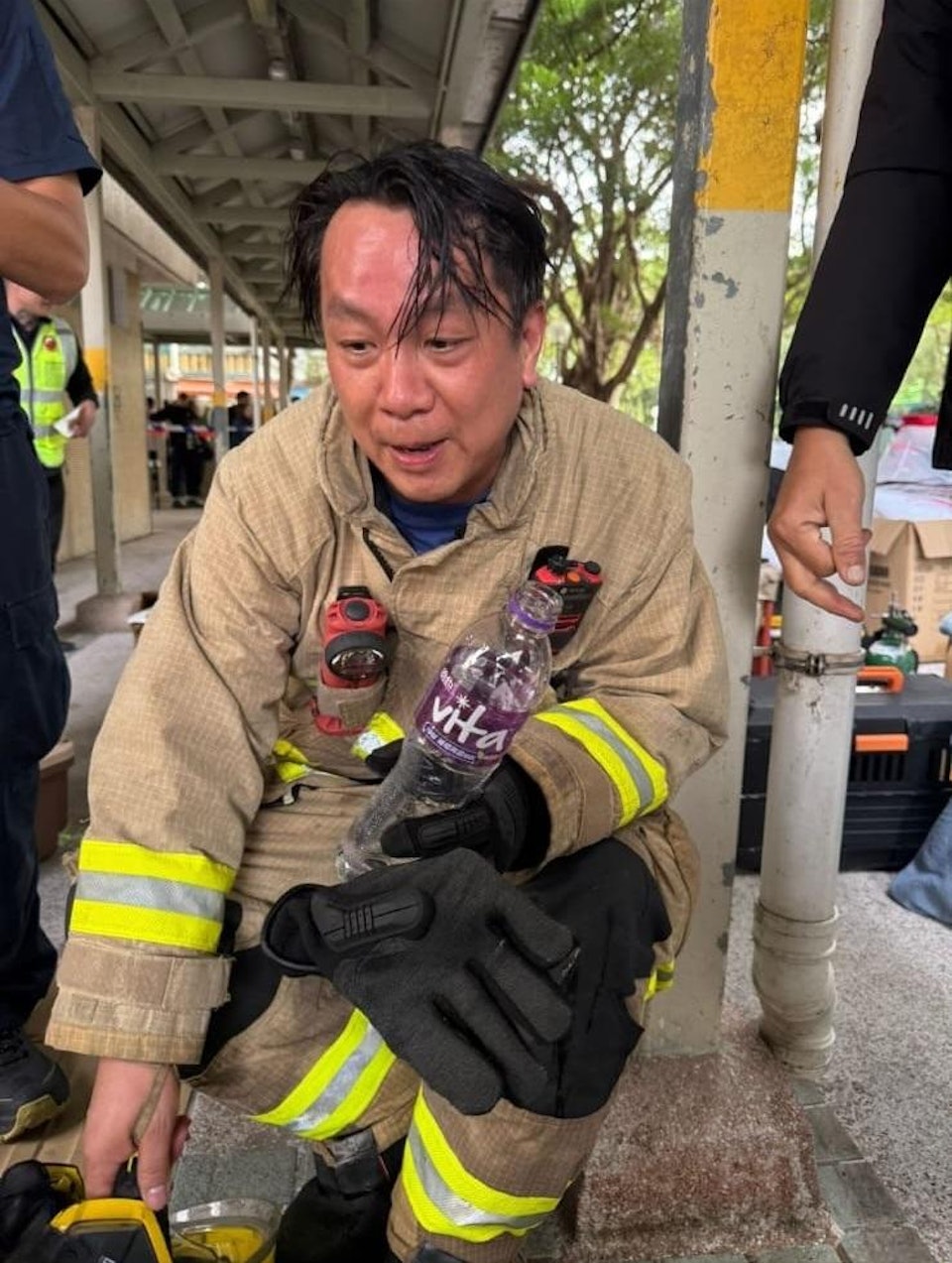 Câu chuyện ấm lòng giữa tang thương trong vụ cháy chung cư Hong Kong (Trung Quốc): Lính cứu hỏa có phải có "thần lực" không?- Ảnh 1. Câu chuyện ấm lòng giữa tang thương trong vụ cháy chung cư Hong Kong (Trung Quốc): Lính cứu hỏa có phải có "thần lực" không?- Ảnh 1.