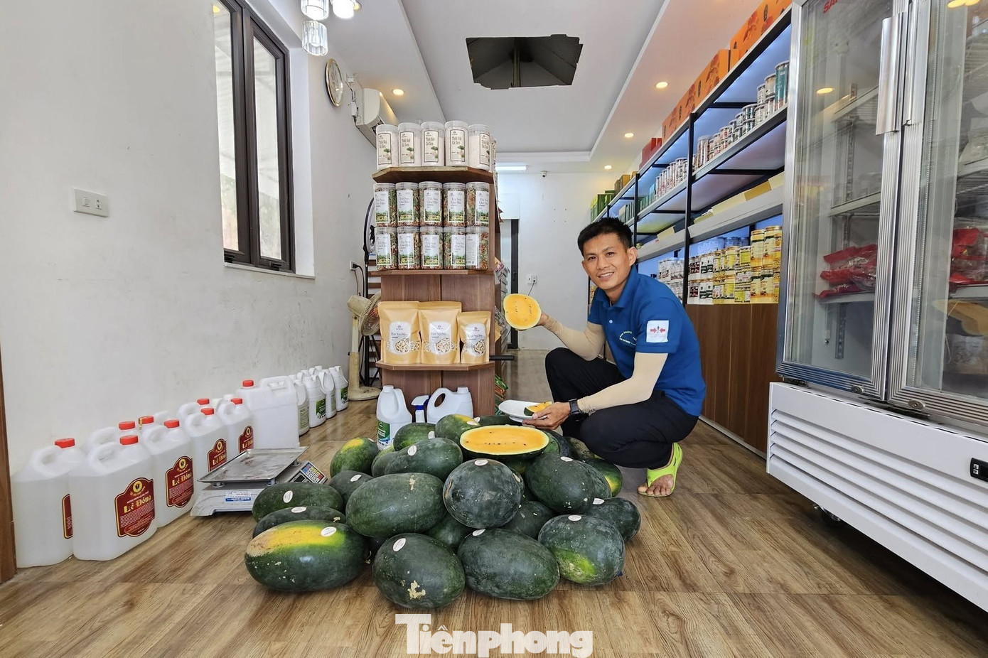 Khởi nghiệp trồng giống dưa lạ, livestream giữa ruộng 'chốt đơn mỏi tay'- Ảnh 2.