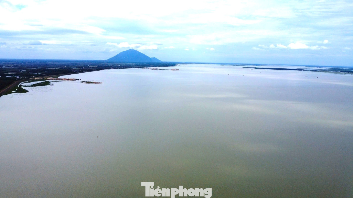 Toàn cảnh hồ nước nhân tạo lớn nhất Đông Nam Á khiến người dân thấp thỏm khi xả lũ- Ảnh 3.