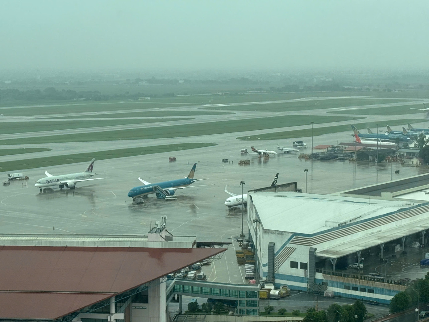 35 chuyến bay phải đổi đường tránh bão số 15- Ảnh 1.