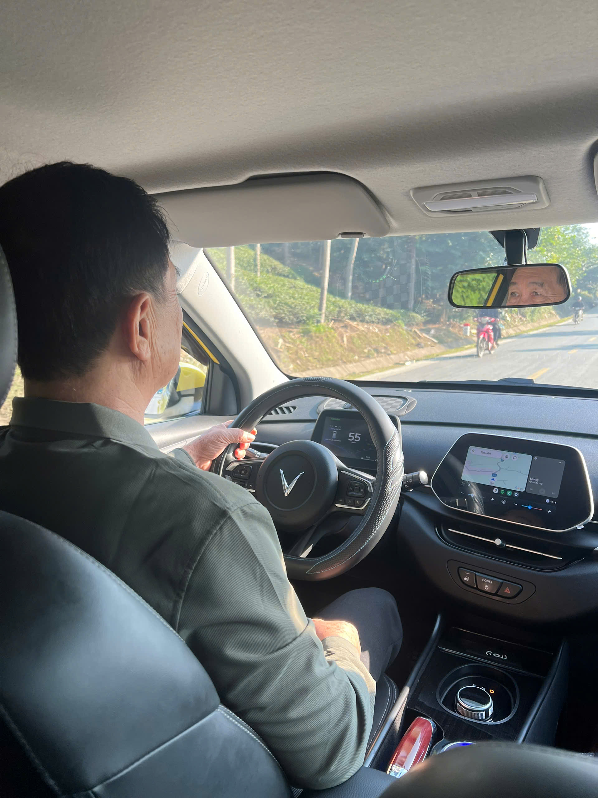 Từ đường Trường Sơn đến những cung đường làng: Lý do thật sự phía sau quyết định gây ngạc nhiên cả xóm của một cựu chiến binh 73 tuổi khi chuyển sang xe điện?- Ảnh 1.