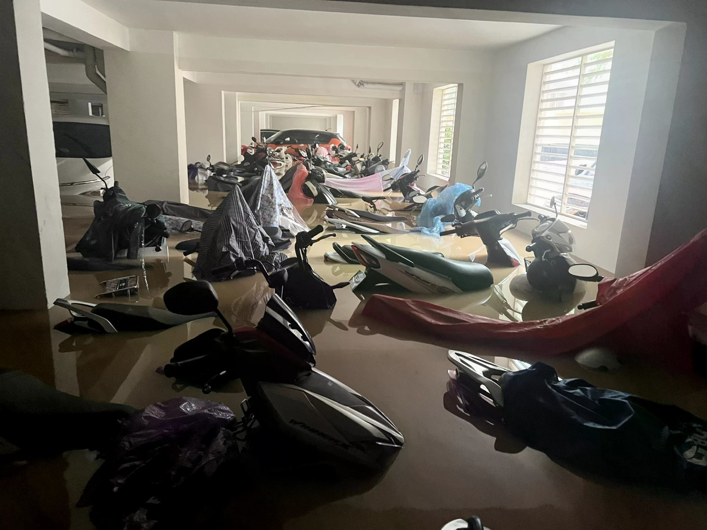 Tiệm sửa ô tô, xe máy ở Nha Trang quá tải sau mưa lũ lịch sử- Ảnh 2.