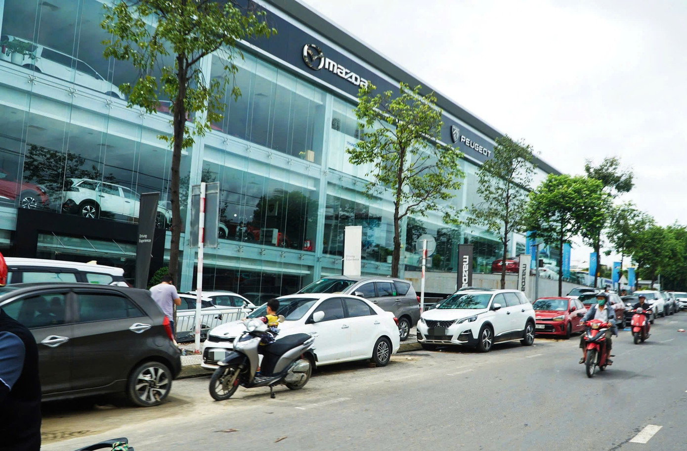 Tiệm sửa ô tô, xe máy ở Nha Trang quá tải sau mưa lũ lịch sử- Ảnh 8.