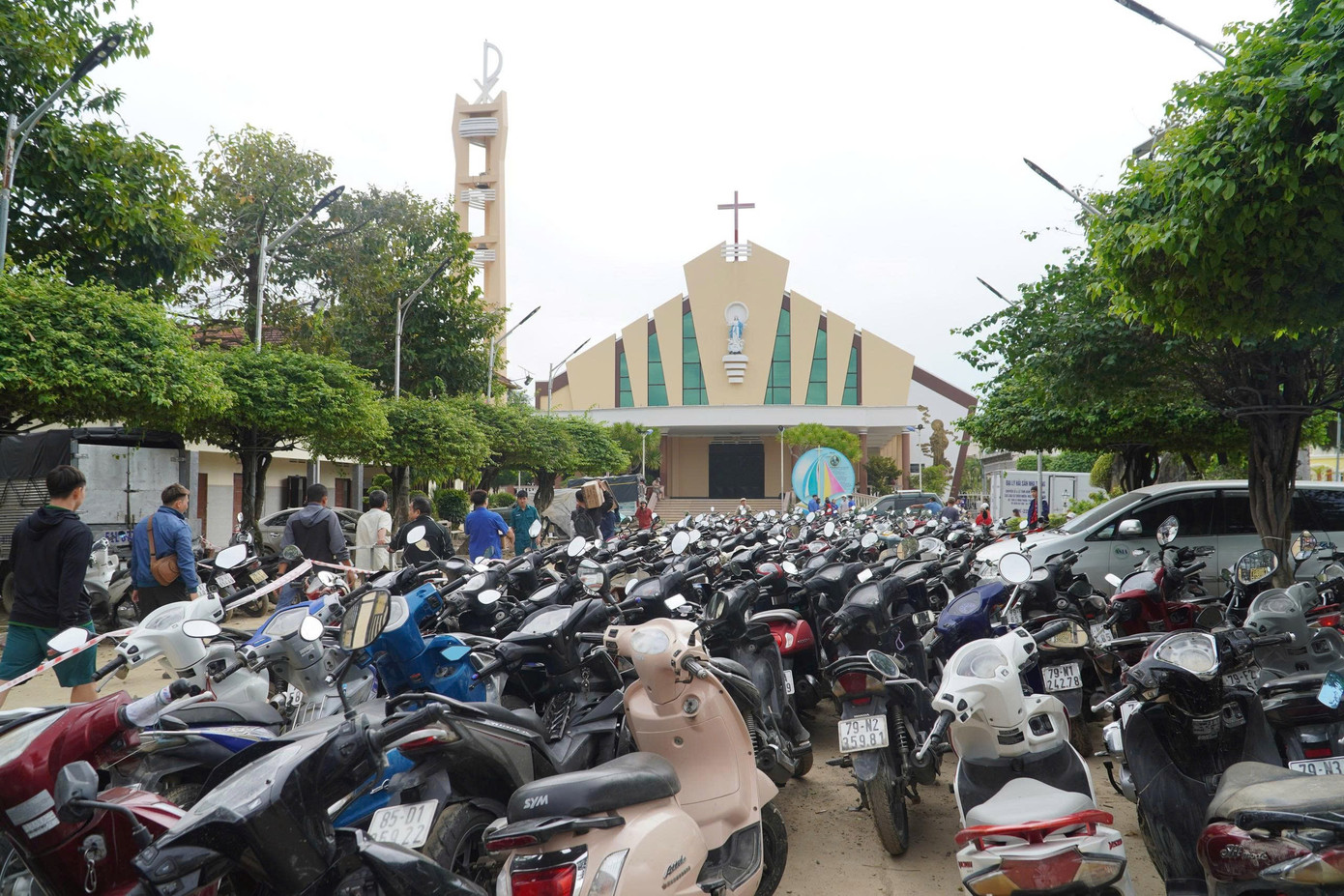 Tiệm sửa ô tô, xe máy ở Nha Trang quá tải sau mưa lũ lịch sử- Ảnh 13.