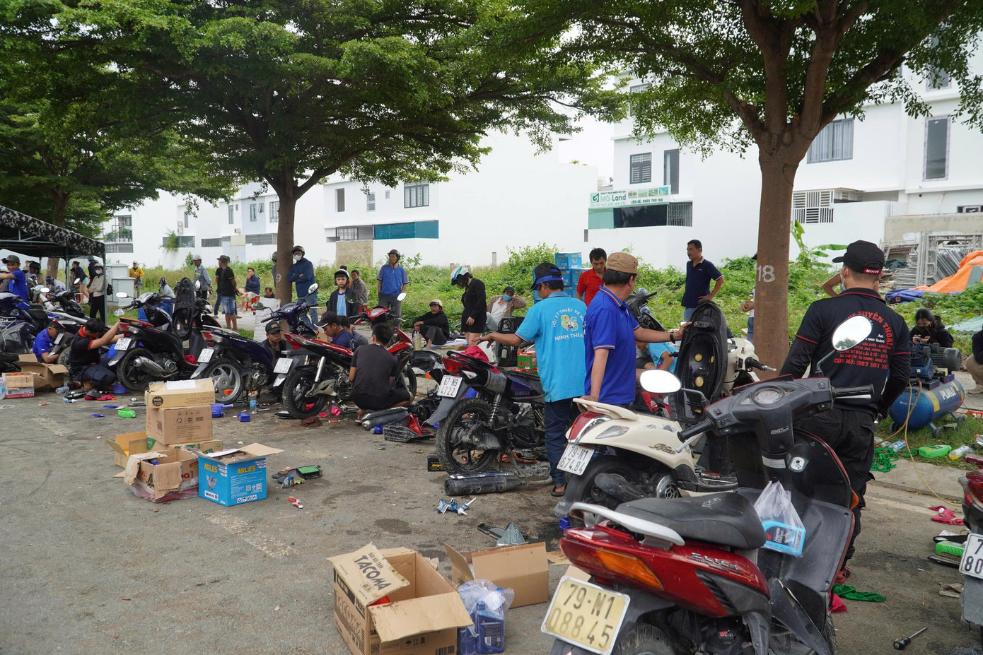 Tiệm sửa ô tô, xe máy ở Nha Trang quá tải sau mưa lũ lịch sử- Ảnh 16.