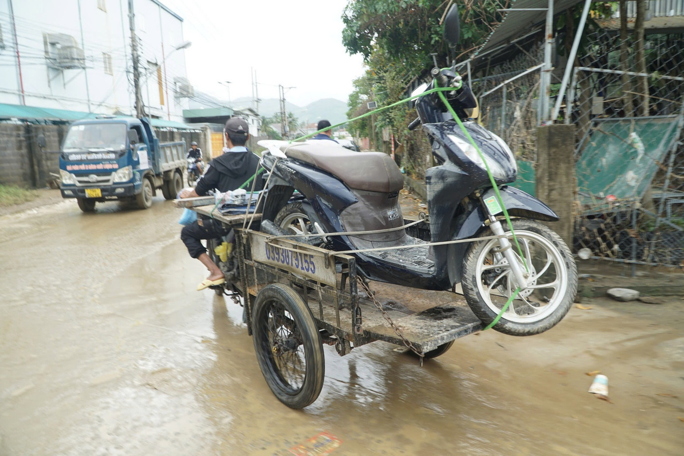 Tiệm sửa ô tô, xe máy ở Nha Trang quá tải sau mưa lũ lịch sử- Ảnh 6.