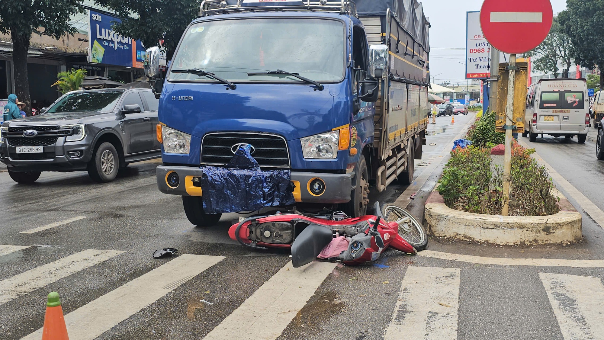 Hai ông cháu đi xe máy bị xe tải tông tử vong thương tâm- Ảnh 1. Hai ông cháu đi xe máy bị xe tải tông tử vong thương tâm- Ảnh 1.