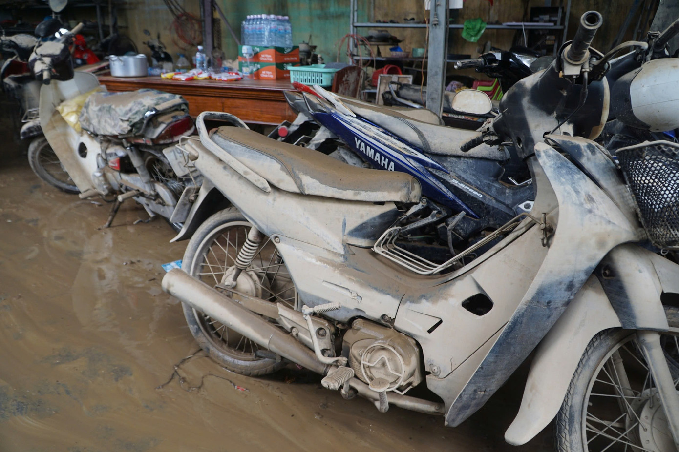 Tiệm sửa ô tô, xe máy ở Nha Trang quá tải sau mưa lũ lịch sử- Ảnh 12.
