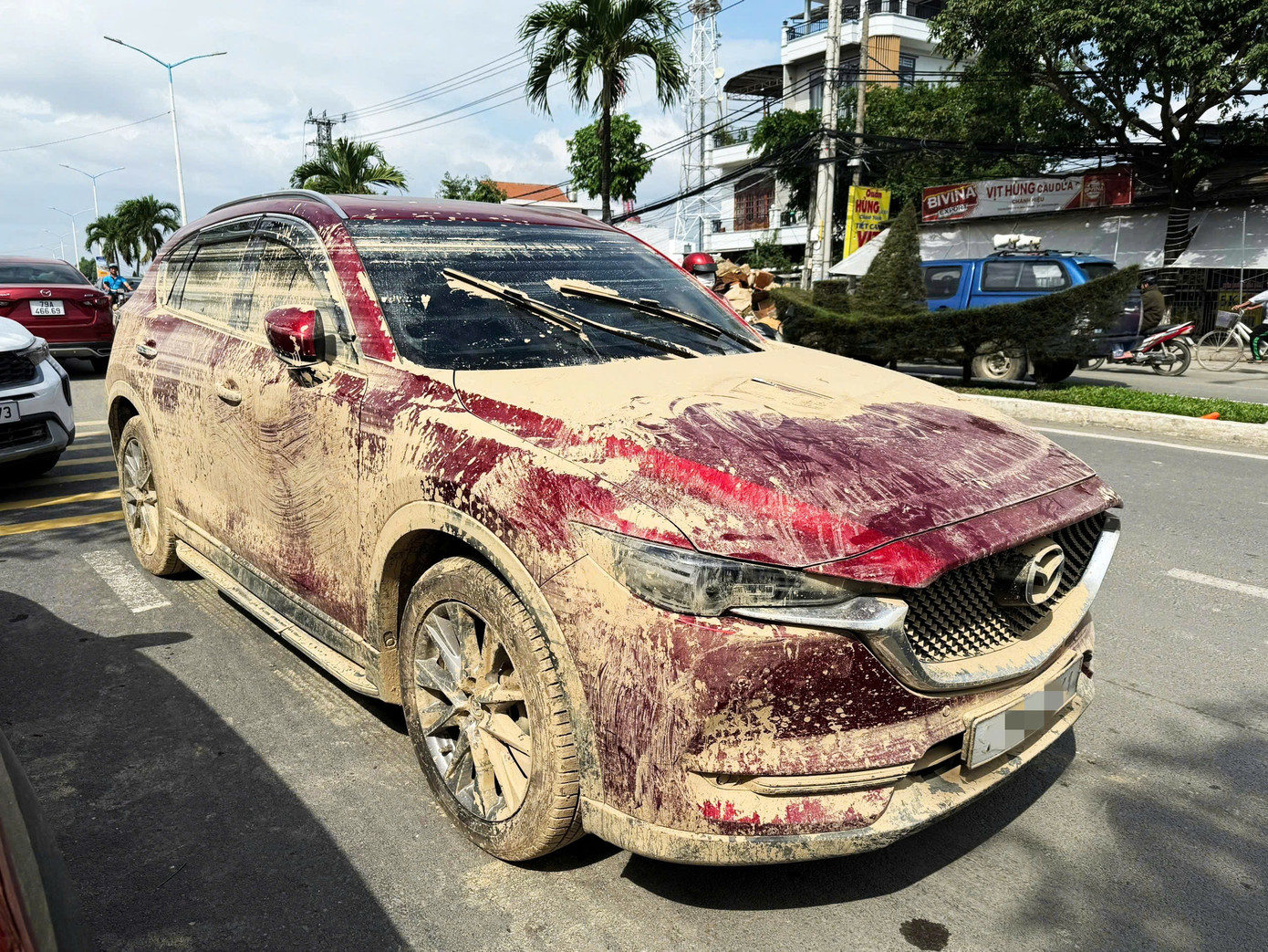 Tiệm sửa ô tô, xe máy ở Nha Trang quá tải sau mưa lũ lịch sử- Ảnh 3.