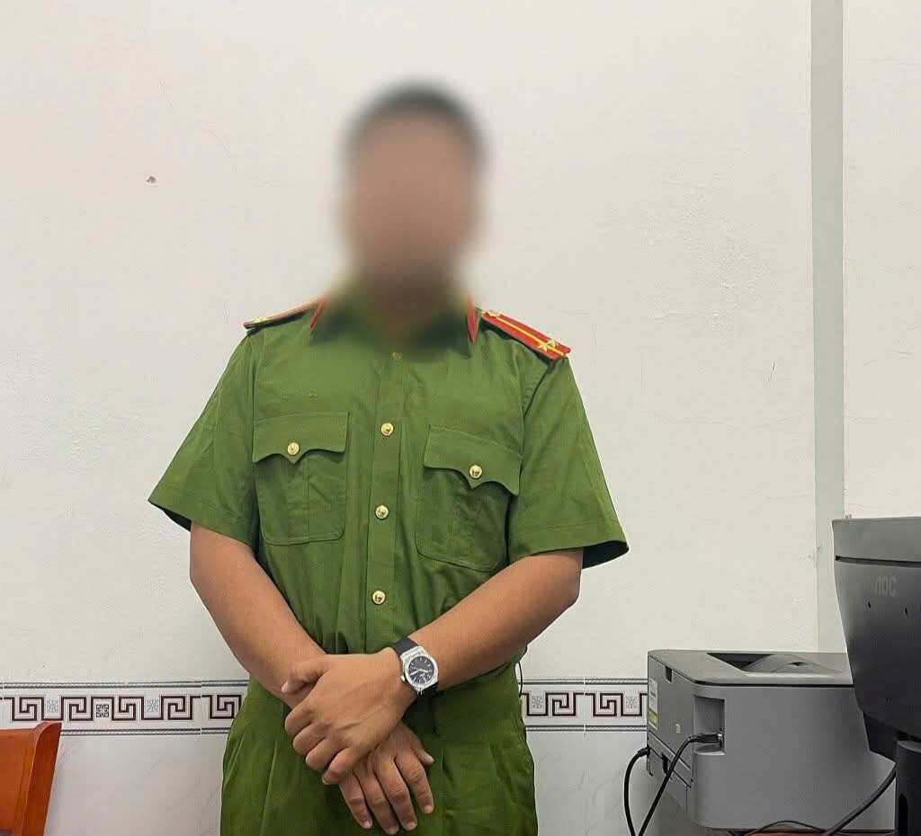 Mua trang phục công an mặc "lấy le" với bạn gái, thanh niên nhận cái kết đắng- Ảnh 1.