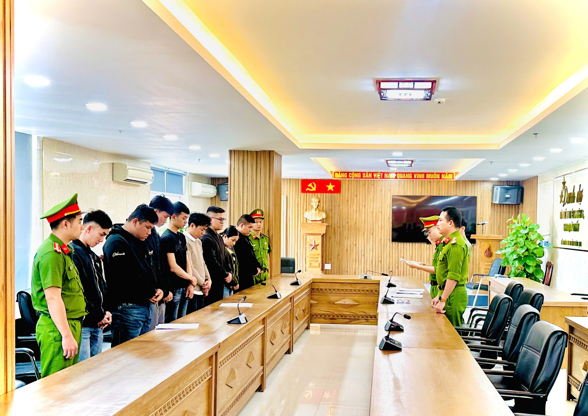 Phá mạng lưới rửa tiền 67.000 tỷ đồng liên quan tội phạm Campuchia, thu giữ 1.000 tài khoản “ma”- Ảnh 1.