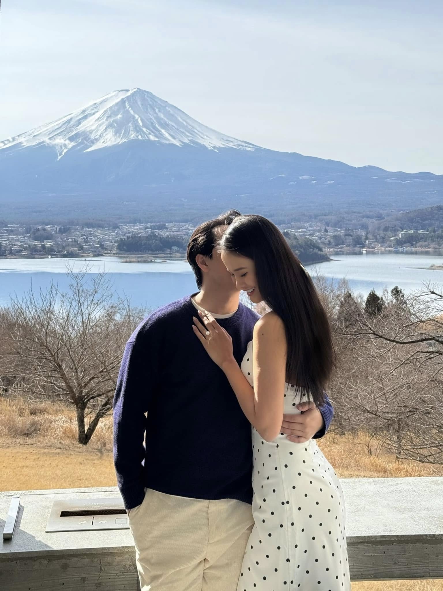 Á hậu Việt bí mật tổ chức lễ ăn hỏi, chồng doanh nhân lần đầu lộ rõ mặt- Ảnh 4.