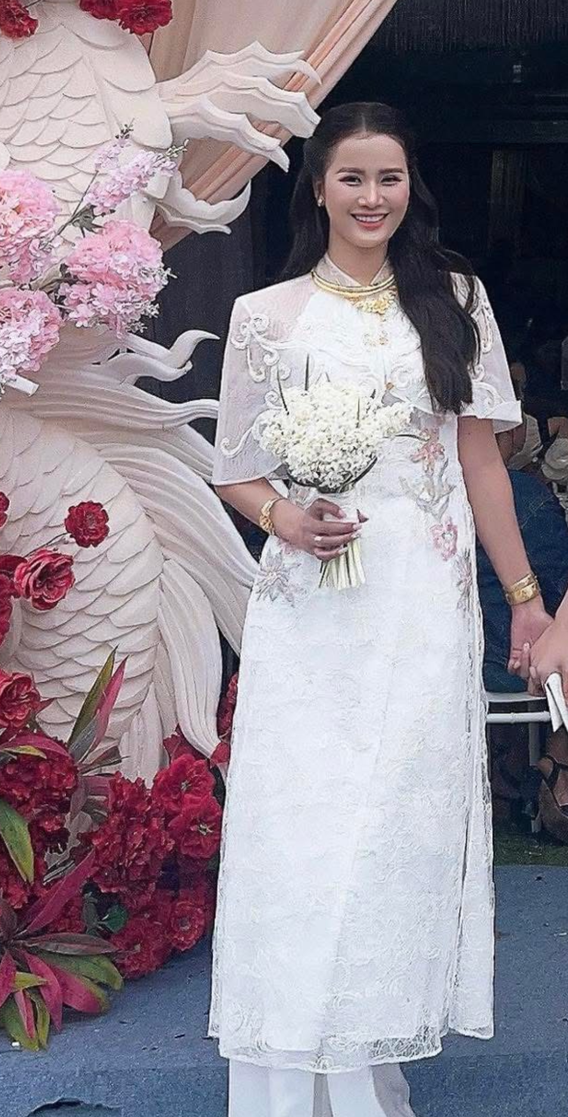 Á hậu Việt bí mật tổ chức lễ ăn hỏi, chồng doanh nhân lần đầu lộ rõ mặt- Ảnh 1.