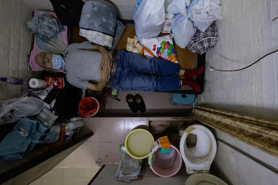 7,5 triệu đồng cho căn phòng chỉ rộng 1,39 - 1,67 m2: Cuộc sống nghẹt thở sau những toà chung cư chọc trời ở Hong Kong (Trung Quốc)- Ảnh 13. 7,5 triệu đồng cho căn phòng chỉ rộng 1,39 - 1,67 m2: Cuộc sống nghẹt thở sau những toà chung cư chọc trời ở Hong Kong (Trung Quốc)- Ảnh 13.