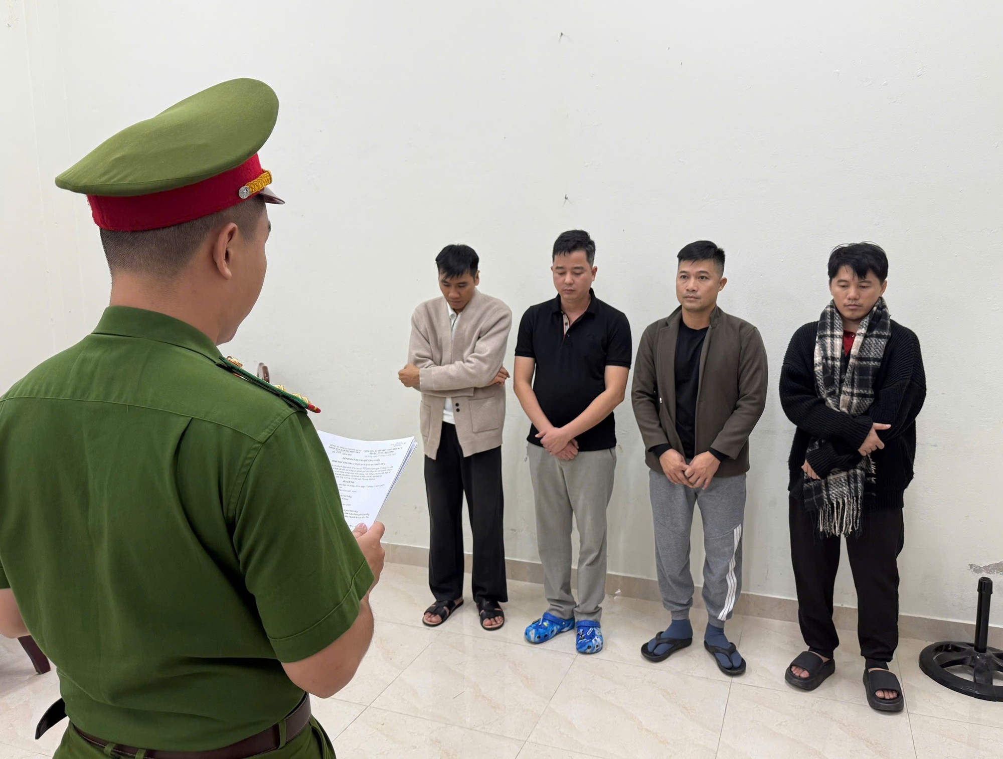 Ra quyết định bắt tạm giam Dương Quang Hải- Ảnh 2. Ra quyết định bắt tạm giam Dương Quang Hải- Ảnh 2.