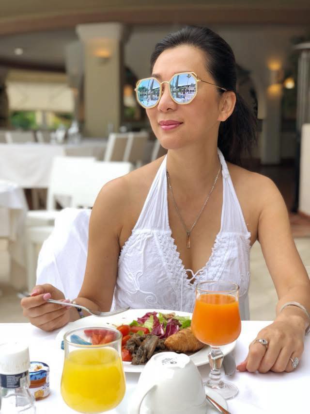 Nữ nghệ sĩ nổi đình đám vừa cầu hôn lại chồng cũ: 60 tuổi trẻ đẹp như 40, body nóng bỏng đến khó tin- Ảnh 2.