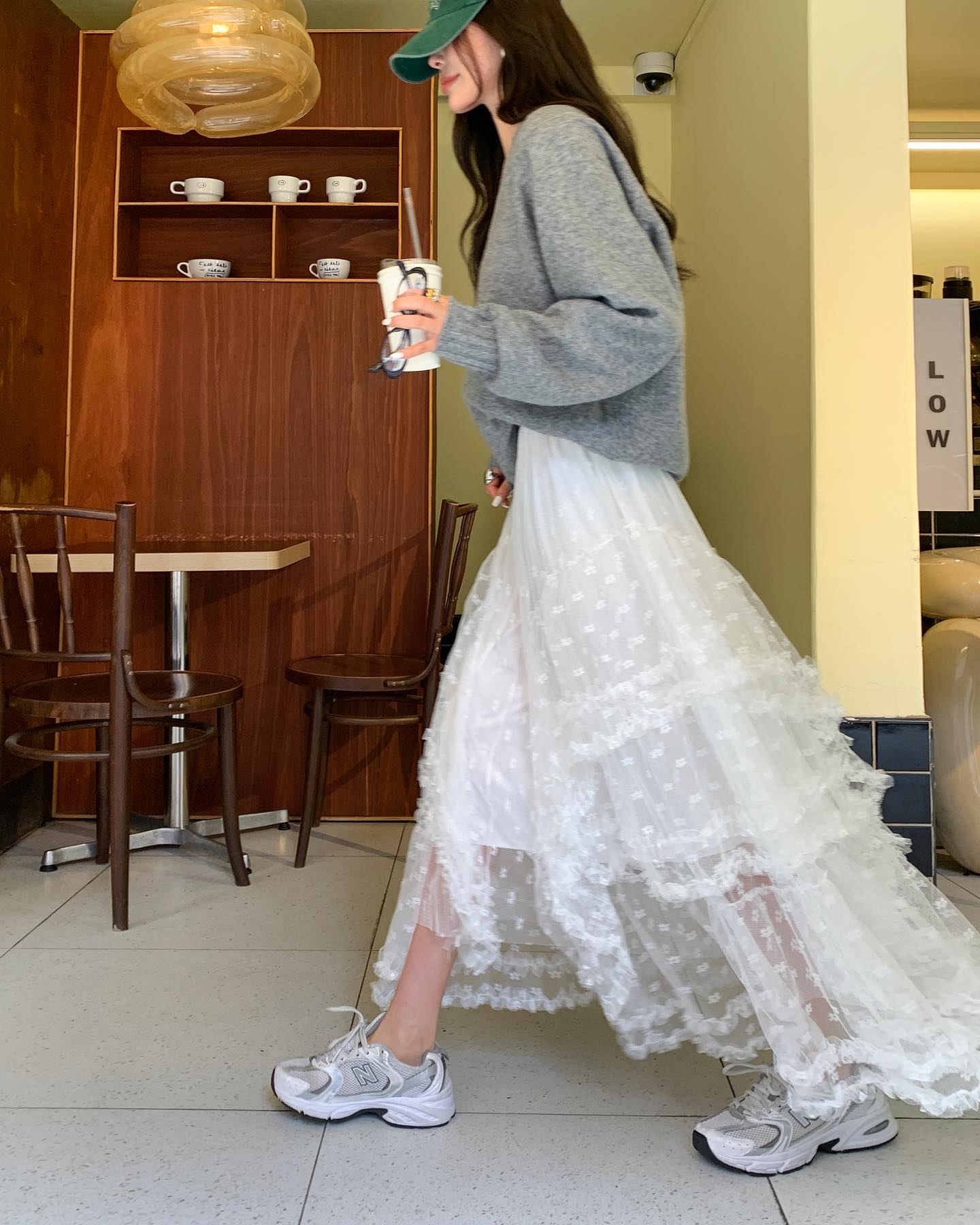 Cả set chân váy trông sang hơn hẳn nhờ 5 mẫu giày- Ảnh 13.