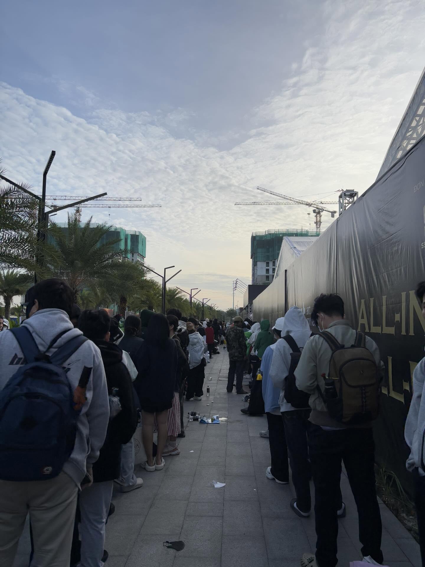 Fan nằm la liệt bên ngoài, 