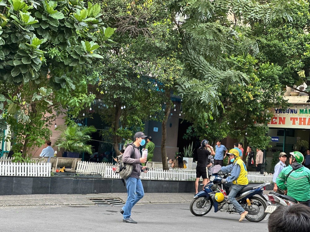 Người phụ nữ tử vong nghi rơi từ sân thượng chung cư ở TP.HCM: Camera ghi lại gì?- Ảnh 2. Người phụ nữ tử vong nghi rơi từ sân thượng chung cư ở TP.HCM: Camera ghi lại gì?- Ảnh 2.