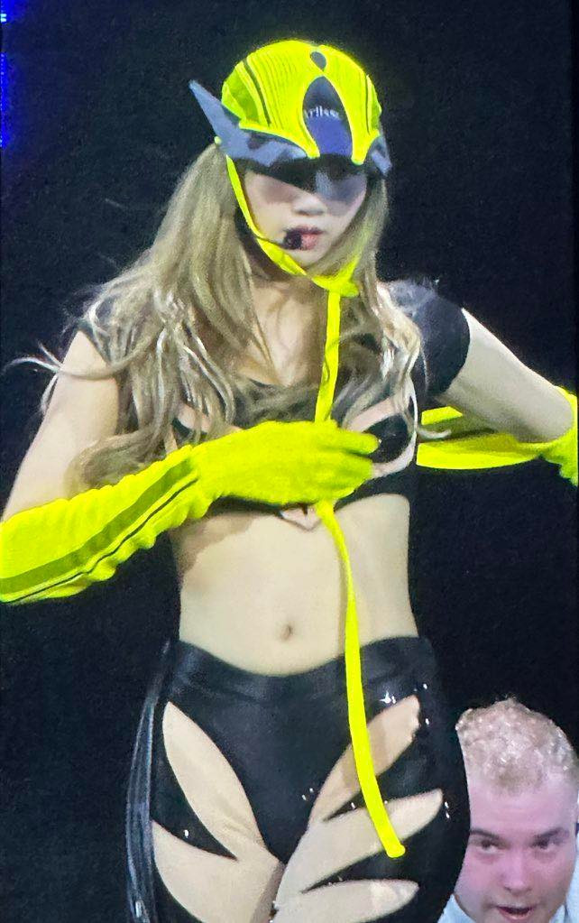 Bộ đồ bó sát của Lisa (BlackPink) bị chê phản cảm- Ảnh 1.