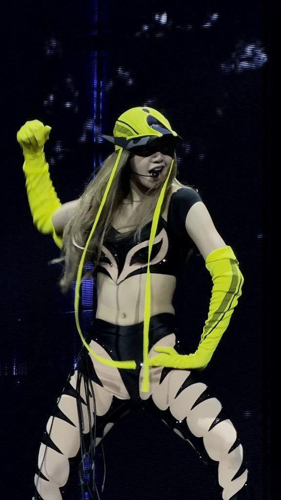Bộ đồ bó sát của Lisa (BlackPink) bị chê phản cảm- Ảnh 2.
