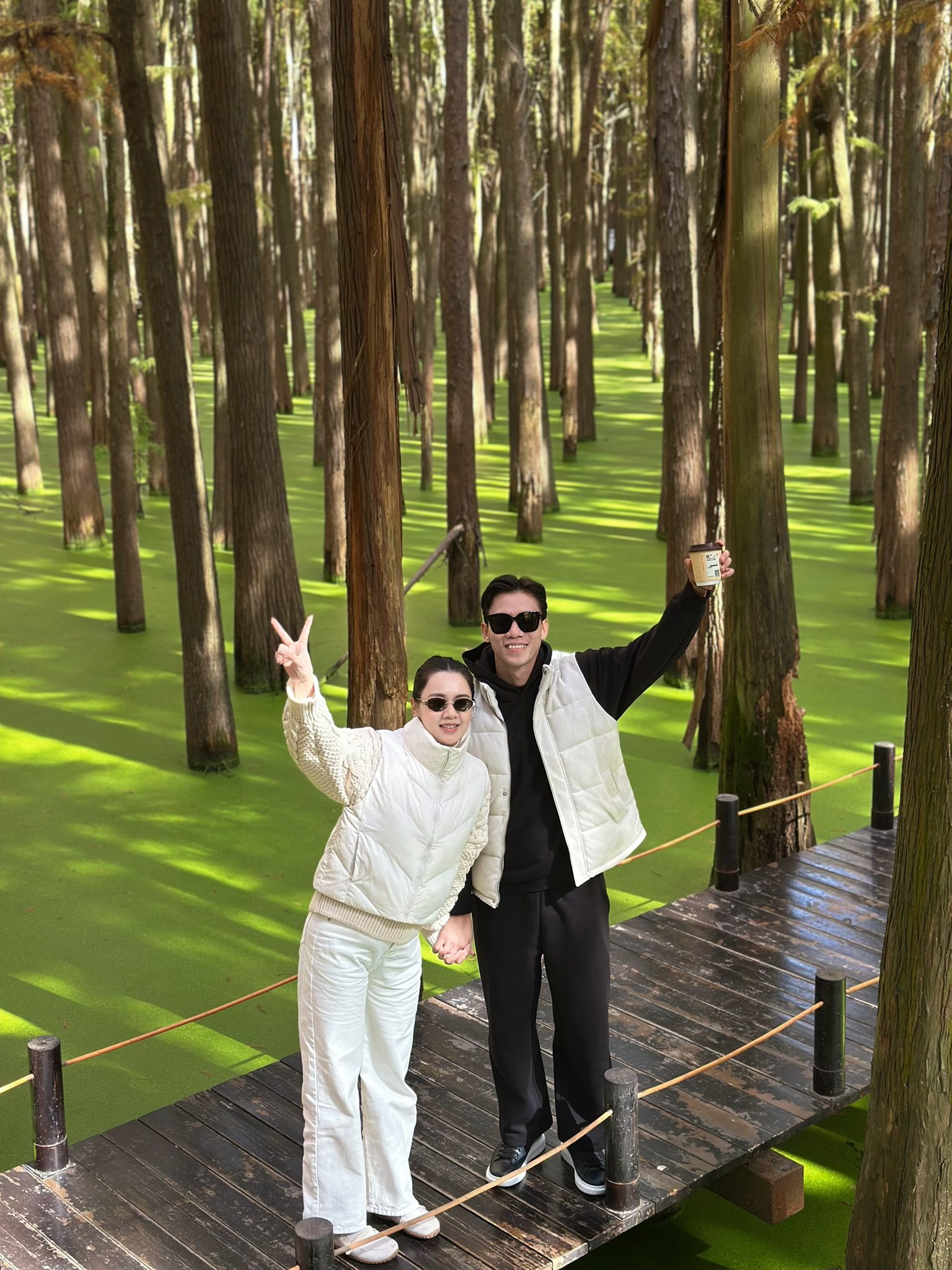 Đội trưởng tuyển Việt Nam nắm tay vợ Hoa khôi đại học Vinh viral khắp cõi mạng, vibe ngoài 30 vẫn quá đẹp, quá tình- Ảnh 8. Đội trưởng tuyển Việt Nam nắm tay vợ Hoa khôi đại học Vinh viral khắp cõi mạng, vibe ngoài 30 vẫn quá đẹp, quá tình- Ảnh 8.