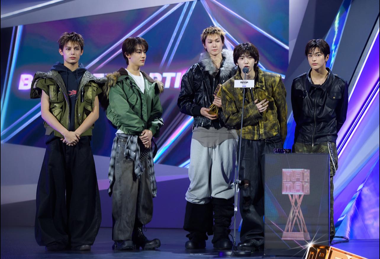 Sự điên rồ của nhóm tân binh hot nhất Hàn Quốc: Diễn như "lên đồng", fan hét bể khán đài- Ảnh 7.