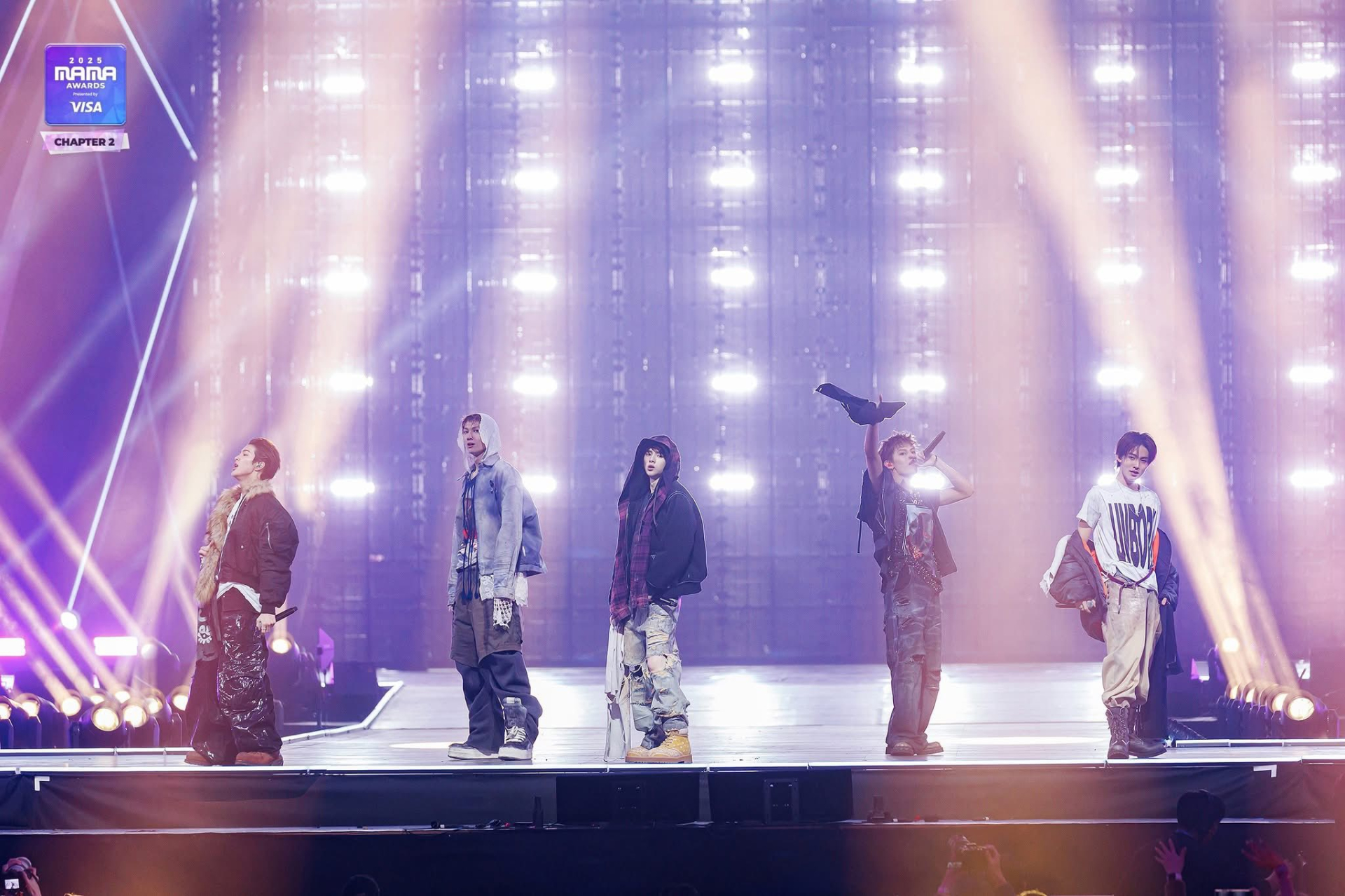 Sự điên rồ của nhóm tân binh hot nhất Hàn Quốc: Diễn như "lên đồng", fan hét bể khán đài- Ảnh 6.