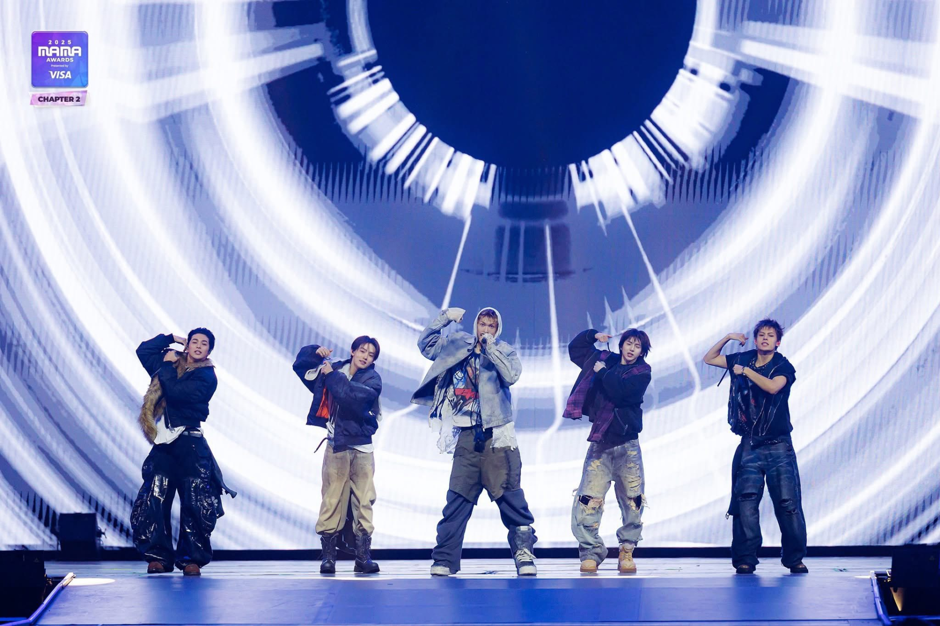 Sự điên rồ của nhóm tân binh hot nhất Hàn Quốc: Diễn như "lên đồng", fan hét bể khán đài- Ảnh 5.