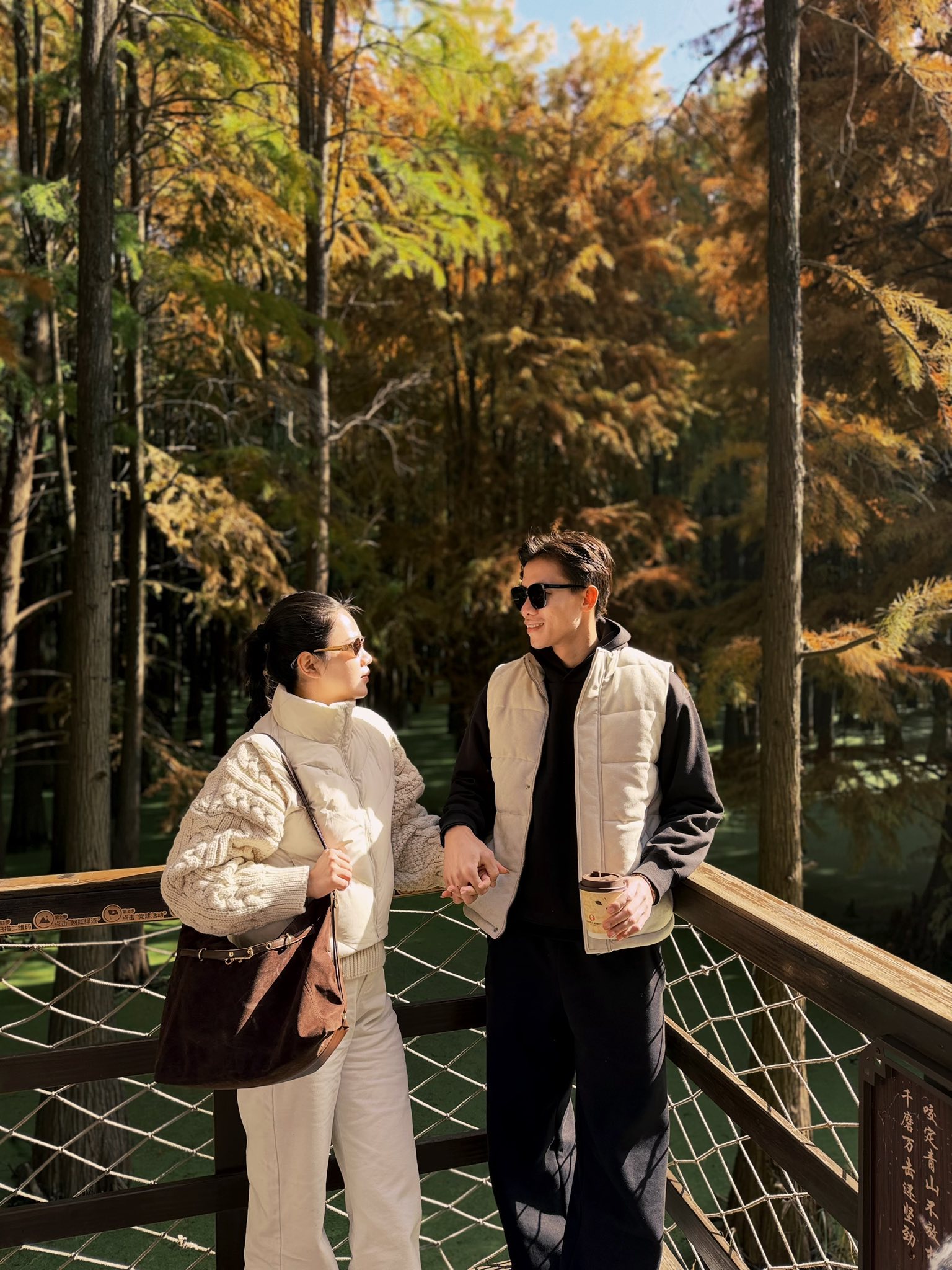 Đội trưởng tuyển Việt Nam nắm tay vợ Hoa khôi đại học Vinh viral khắp cõi mạng, vibe ngoài 30 vẫn quá đẹp, quá tình- Ảnh 2. Đội trưởng tuyển Việt Nam nắm tay vợ Hoa khôi đại học Vinh viral khắp cõi mạng, vibe ngoài 30 vẫn quá đẹp, quá tình- Ảnh 2.