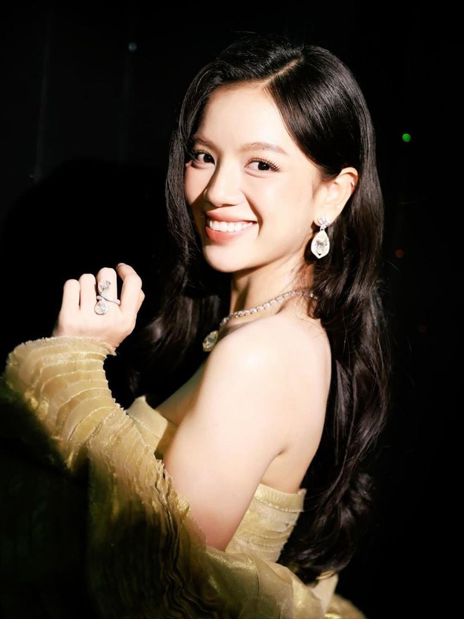 Vbiz bỗng xuất hiện Kim Yoo Jung, khoảnh khắc đại minh tinh hút gần 1 triệu lượt xem- Ảnh 6.